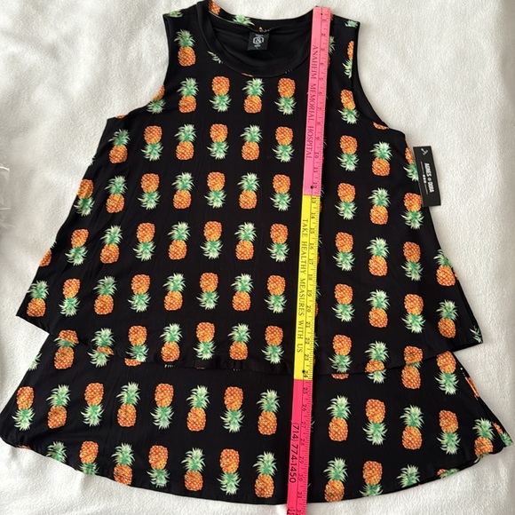 Brand new WTG Agnes Dora Black Print Fruit Sleeveless Top Size Large - Picture 7 of 9